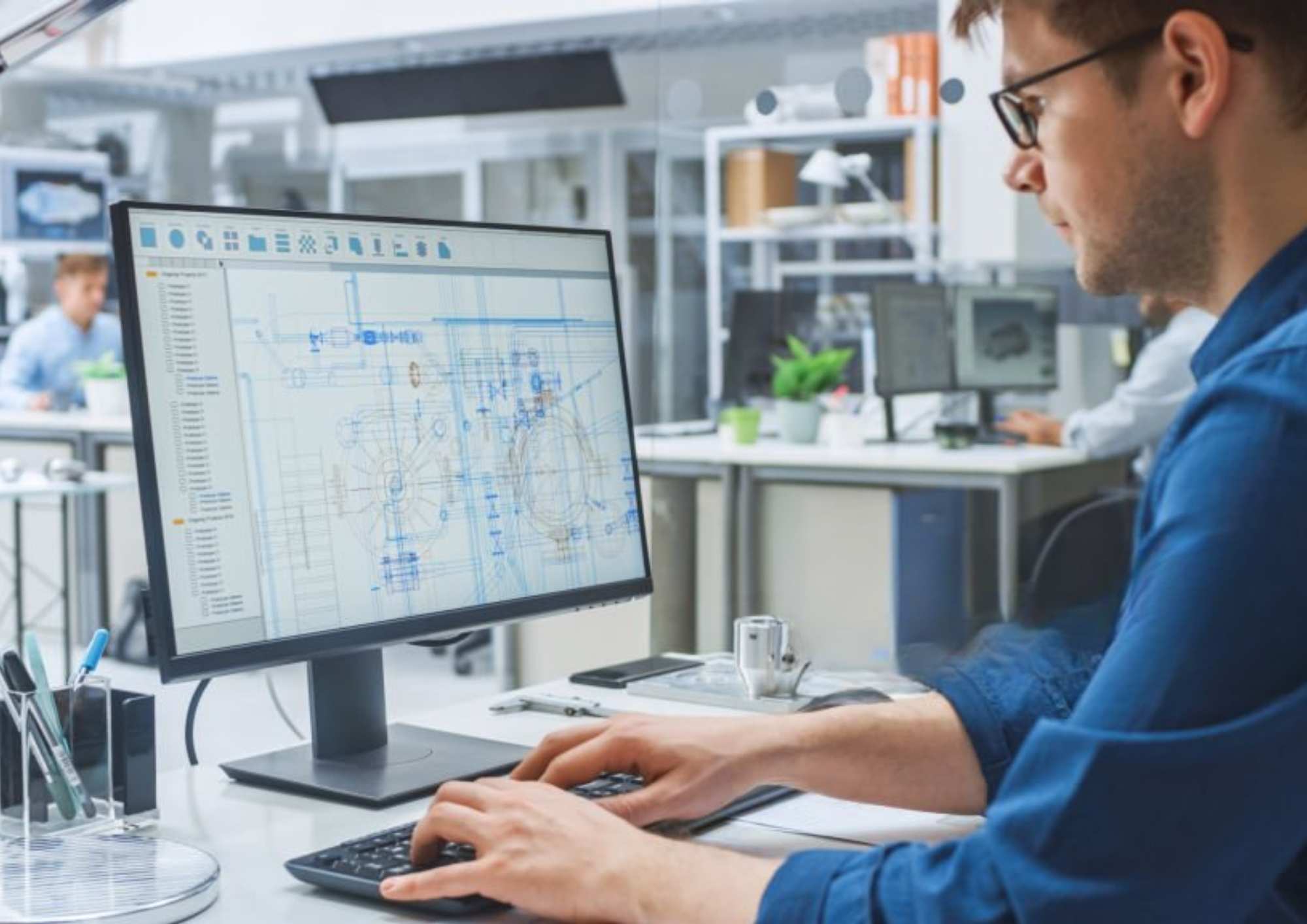 Equipo de una empresa de ingeniería en Sevilla trabajando en un proyecto técnico